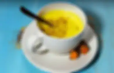 Inilah 5 Alasan Mengapa Anda Harus Minum Ramuan Sari Kunyit Dicampur Susu Setiap Malam