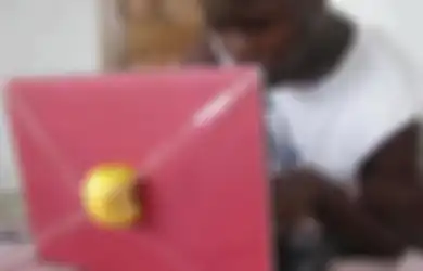 (Foto) Kreatif Sekaligus Konyol, Orang-orang Ini Lakukan Hal Aneh Demi Gunakan 'Produk Branded'