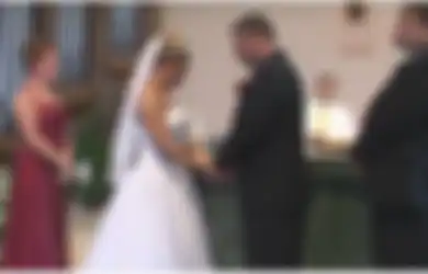 (Video) Gara-gara Temannya, Pengantin Pria Ini Terus-terusan Tertawa Justru di Upacara Pernikahannya