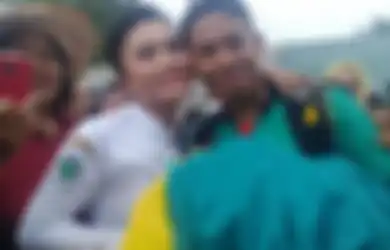Romantis! Prajurit TNI Lamar Kekasihnya Setelah Melakukan Aksi Terjun Payung