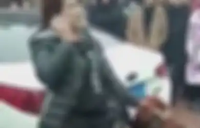 Perempuan Ini Telepon si Suami untuk Menyaksikannya Menghajar Perempuan Selingkuhannya