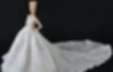 Takut Diteror Arwah Mendiang Istrinya, Pria Ini Nikahi Boneka Barbie Dengan Mas Kawin Mercedes Benz