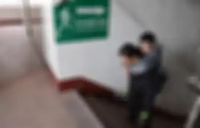 Salut, Ibu Ini Rela Antar dan Menggendong Putranya yang Sudah Remaja ke Sekolah Setiap Hari