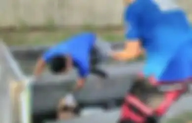 Bukannya Bikin Ngeri, 'Mayat' dalam Selokan Hitam Penuh Sampah Ini Malah Bikin Orang Tertawa