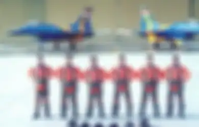Tim Aerobatik Elang Biru yang Dikenal ‘Gila’: Berani Melakukan Manuver Ekstrem Sambil Membawa Senjata yang Membuat Tamu Asing Ternganga