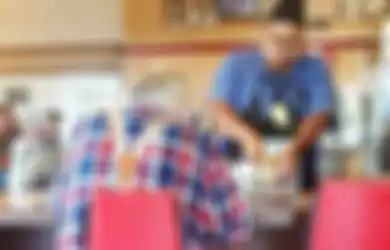 Aksinya Bantu Seorang Kakek Makan Wafel Jadi Viral, Pelayan Ini Dapat Beasiswa Rp208 Juta dari Universitas Terkenal