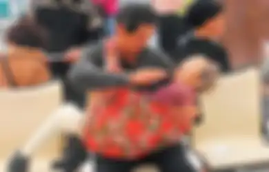 Mengharukan! Pria Ini Tak Malu Menggendong Ibunya Saat Berobat Sebagai Sebuah Bentuk Pengabdian