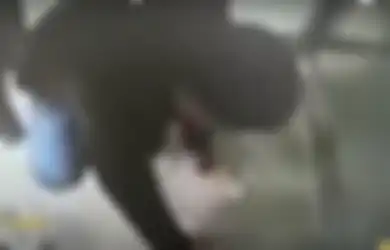 ATM  'Muntahkan' Uang Jutaan, Satu Pasangan yang Kebetulan Lewat ini Buru-buru Mengambilnya!
