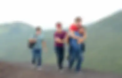 (Video) Hebat, Cerebral Palsy Tak Menghalangi Komedian Ini untuk Berpetualang Naik Gunung Berapi