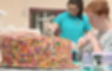 Salut, Para Remaja Ini Setiap Bulan Membuat 100 Kue Ulang Tahun untuk Orang Tidak Mereka Kenal