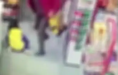 (Video) Sadis, Nenek Ini Pukuli dan Tendangi Cucunya Sebanyak 23 Kali Saat Berbelanja di Supermarket