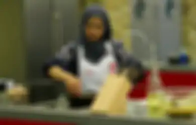 Eliminasi Peserta karena Ayam Rendangnya Tidak Krispi, Juri MasterChef Inggris Ini Diserbu Netizen