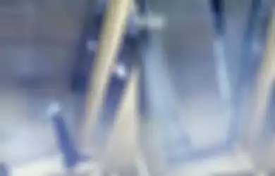 (Video) Sungguh Bocah Bertenaga Super, Hanya Lakukan Peregangan Kaki Ia Mampu Menjebol Pintu Lift