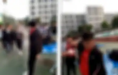 (Video) Duh, Siswi SMP Ini Tampari Siswa Teman Sekelasnya Dengan Lembaran Uang Rp2,6 Juta
