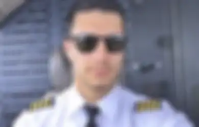 Wow, Pilot Ganteng Ini Dapat Ribuan Follower Berkat Sering Selfie Memperlihatkan Perut ‘Six Pack-nya’