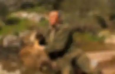 (Video) Pria Ini Mengaku Dibesarkan oleh Serigala di Hutan Selama 12 Tahun Sebelum Ditemukan oleh Tentara