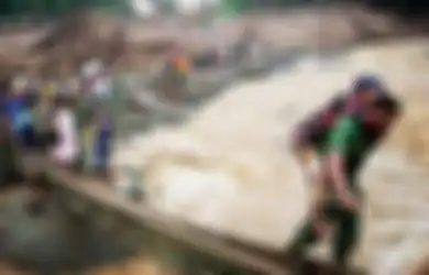 Keren! Foto-foto Ini Buktikan Bahwa Para Tentara Juga Punya Selera Humor dan Berhati Lembut