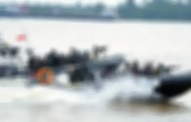Seperti Siluman, Personel Kopaska Ini Seorang Diri Tanpa Senjata Menyusup ke Kapal Perang Malaysia dan Mengusirnya