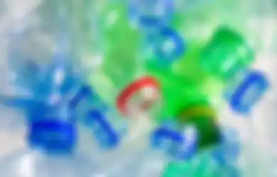 Ilmuwan Jepang Menemukan Spesies Bakteri yang Dapat Mengurai Botol Plastik.