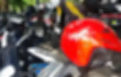 Selain Berisiko Dicuri dan Jatuh, Inilah Alasan Lain Kita Tak Boleh Tinggalkan Helm di Spion