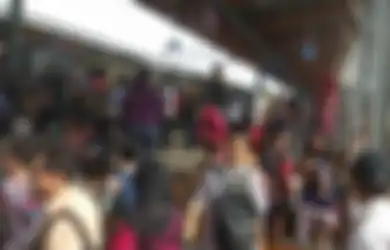 (Video) Stasiun Juanda Sosialisasi Garis Antrean, Penumpang Kikuk. Sementara di Jepang…
