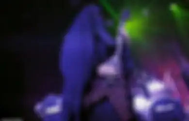 Kisah Gisele Marie, Perempuan dengan Burka dan Cadar yang Menjadi Gitaris Band Metal