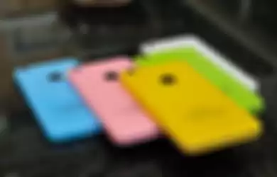 (Foto) Gambaran iPhone 5C Dummy Dengan Warna Pink dan Kuning Tua