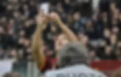 Rayakan Gol, Francesco Totti Ambil Selfie Pakai iPhone 6