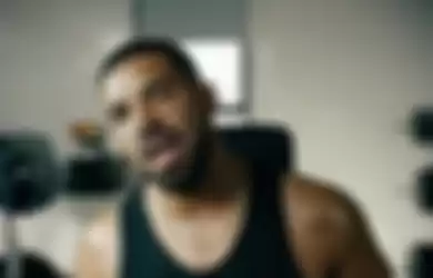 (Video) Drake Asyik Nyanyi “Bad Blood” dalam Iklan Baru Apple Music