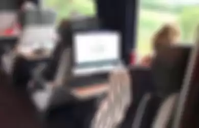 Foto Viral! Penumpang Wanita di Inggris Ini Bawa iMac di Kereta