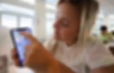 (Video) Penampakan iPhone X Dibawa Pegawai Apple di CaffÃ© Mac