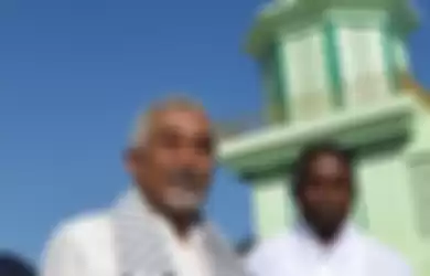 Mantan perdana menteri Timor Leste, Mari Alkatiri selepas bersembahyang Idul Fitri bersama rombongan