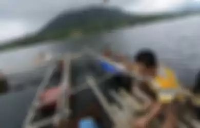 Melihat dari dekat kehidupan warga di atas keramba di waduk Jatiluhur, Purwakarta - Jawa Barat.