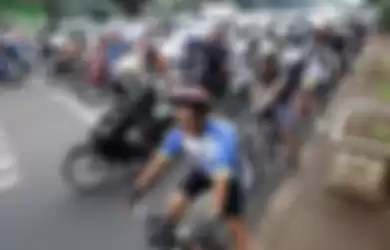 Pesepeda bersaing dengan kendaraan bermotor di salah satu ruas jalan di Jakarta. Belakangan warga Ja