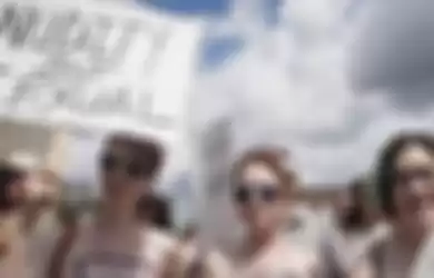 Ratusan perempuan Kanada melakukan unjuk rasa sambil telanjang dada di kota Ontario memprotes aksi p