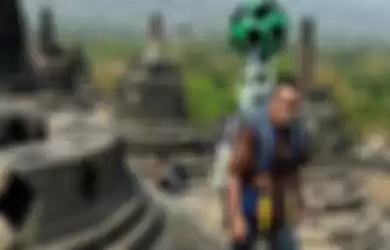 Eko Pramono, karyawan Google Street View, menggendong alat Street View Trekker yang digunakan untuk 