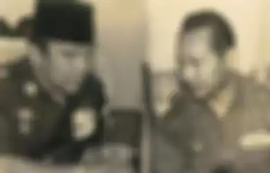 Presiden RI ke I Soekarno dan Jenderal Soeharto.