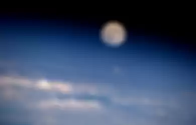Bulan purnama dilihat dari Stasiun Antariksa Internasional (ISS)