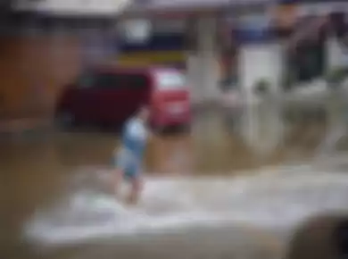 Banjir Tak Kunjung Surut, Kumpulan Anak Muda di Samarinda Beri Sindiran Lewat Wakeboarding