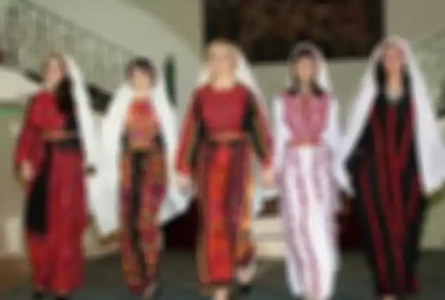 Baju tradisional wanita Palestina.