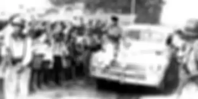 Presiden Soekarno dengan mobil Buick Limited-8.