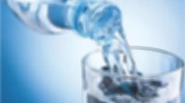Minum air yang banyak untuk kesehatan tubuh.