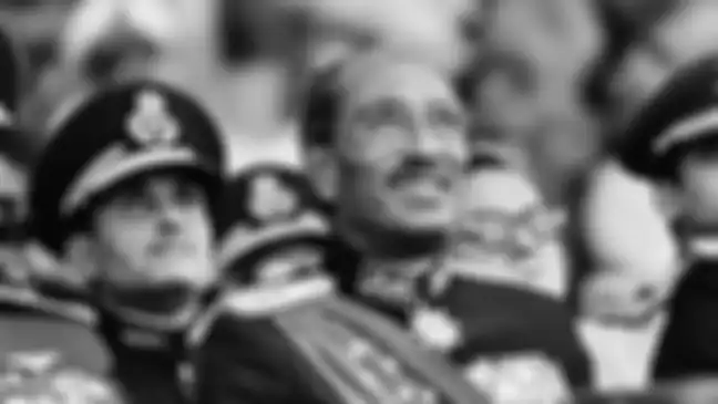 Anwar Sadat menengadah ke langit menyaksikan kemahiran pilot dalam parade militer, ketika tentaranya memberondongkan peluru ke arahnya.