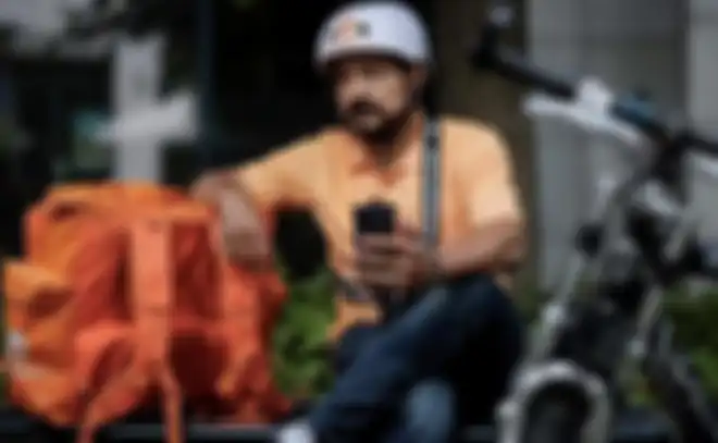 Penampilan Sayed Sadaat setelah menjadi tukang antar makanan.