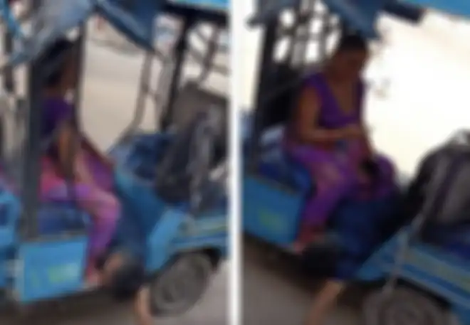 Seorang ibu membawa mayat anaknya dengan becak.