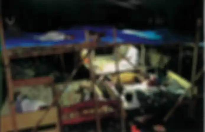 Gubuk beratap terpal biru menjadi pemandangan yang umum dilihat setelah Gempa Jogja 27 Mei 2006 (Intisari)