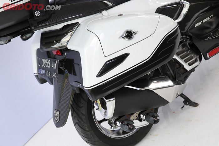 Yamaha NMAX Dengan Proyektor Lampu HR-V Ini Tampil Touring 