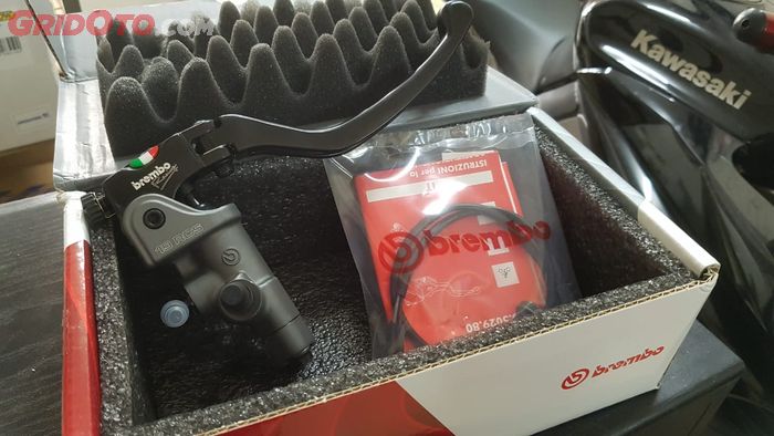 Selain master rem, kelengkapan yang didapat adalah kabel lampu rem dan buku panduan