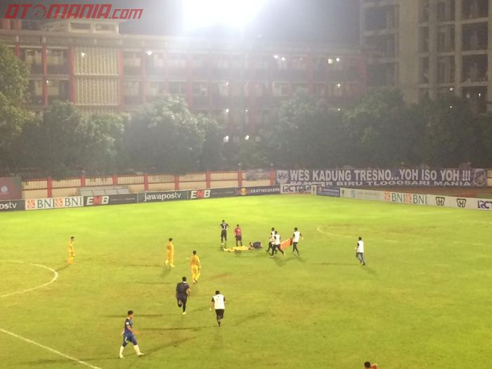 Pemain Bhayangkara FC, Jajang Mulyana, pingsan di lapangan pada laga kontra PSIS Semarang dalam lanjutan Piala Indonesia 2019, Selasa (19/2/2019) di Stadion PTIK.