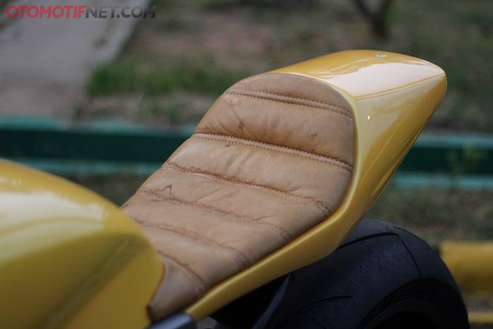 Jok pastinya single seater yang ternyata dibalut kulit sapi